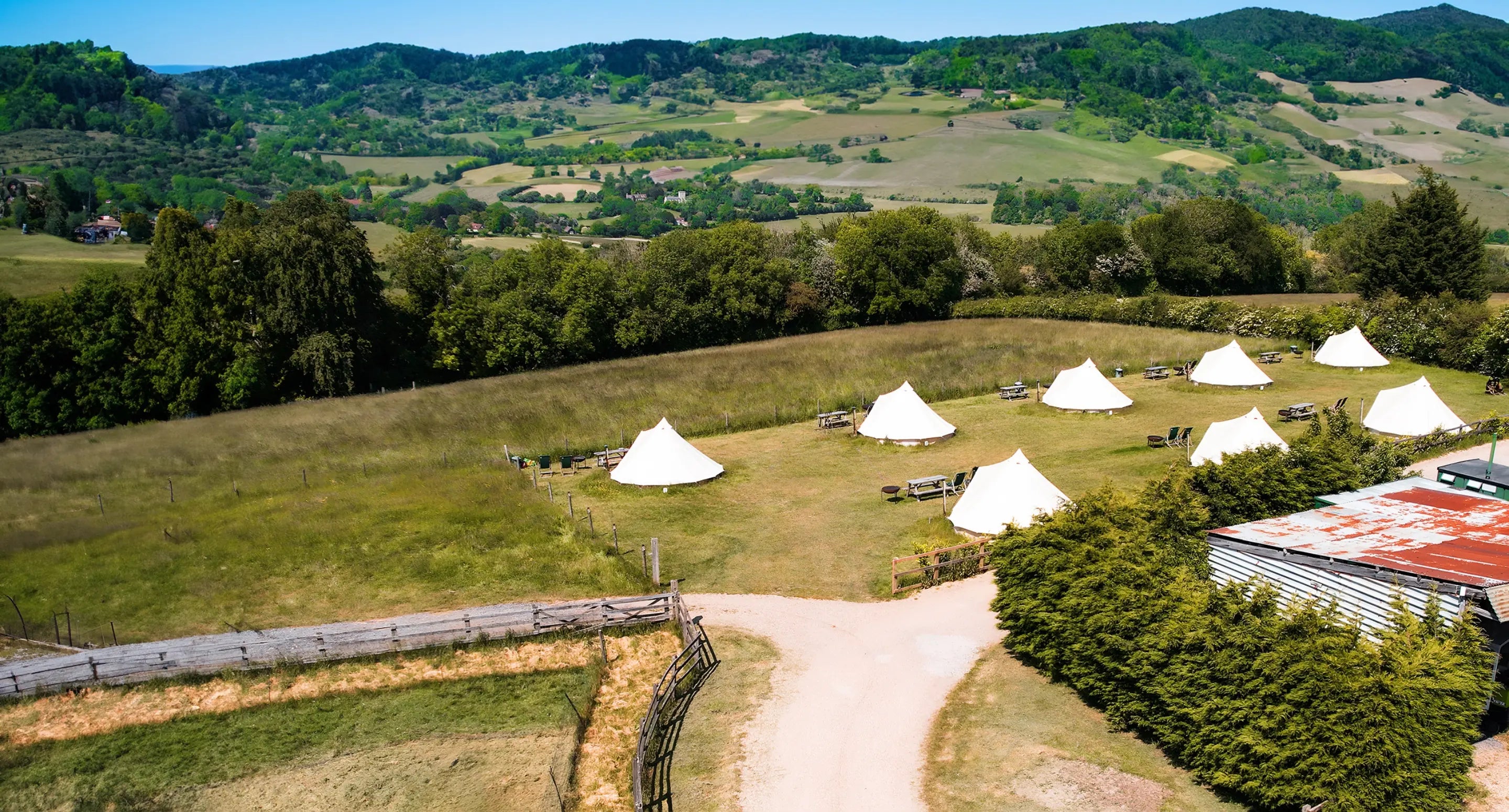 Boutique Camping classic bvell tent sibley in field