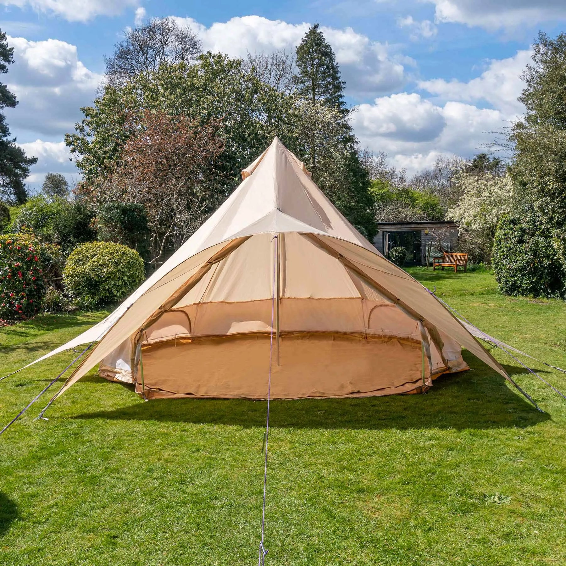 Halbmondförmige Jutematte – Boutique Camping